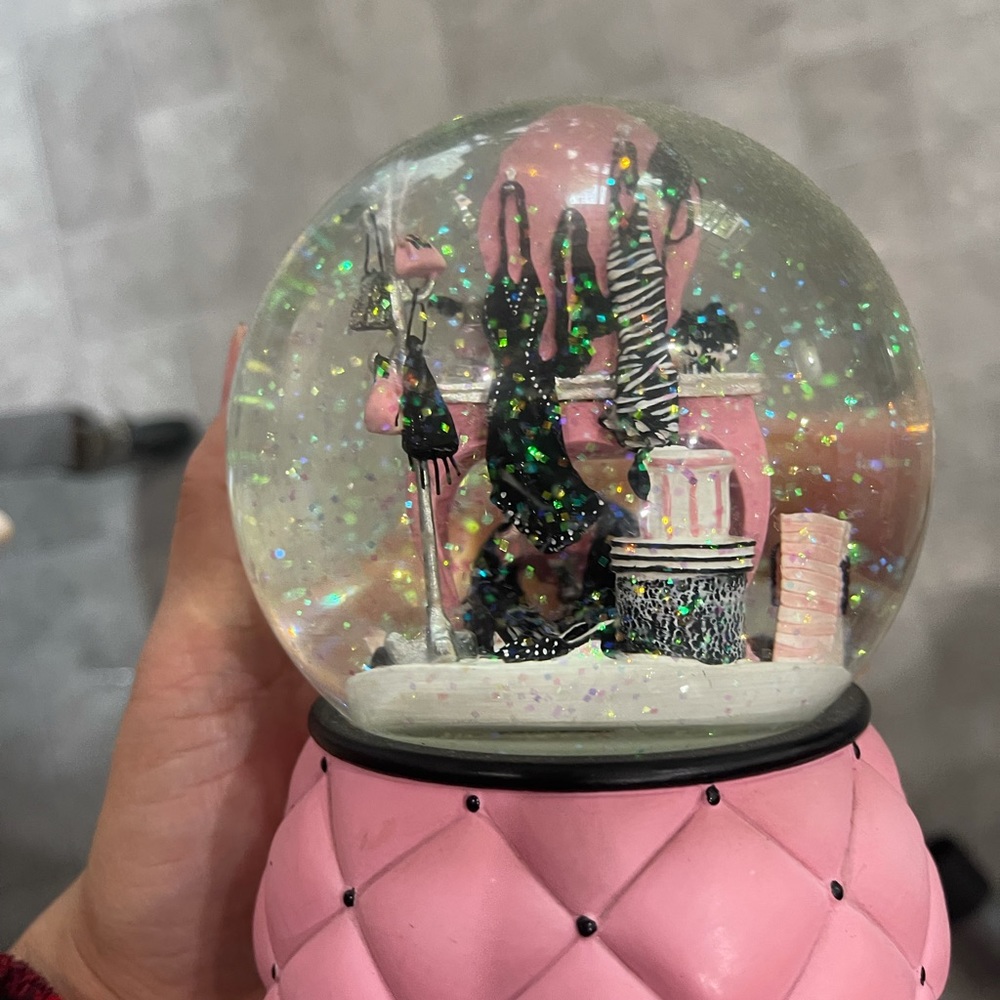 Victoria secrets snow globe la vi en rose